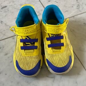 Nike boys Giannis basketball sneakers size 1.5Y